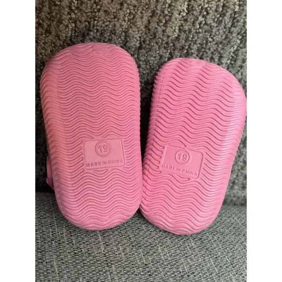 Kid's lightweight, comfortable, foam-based clog with a perforated design. Size 4 - Picture 2 of 3